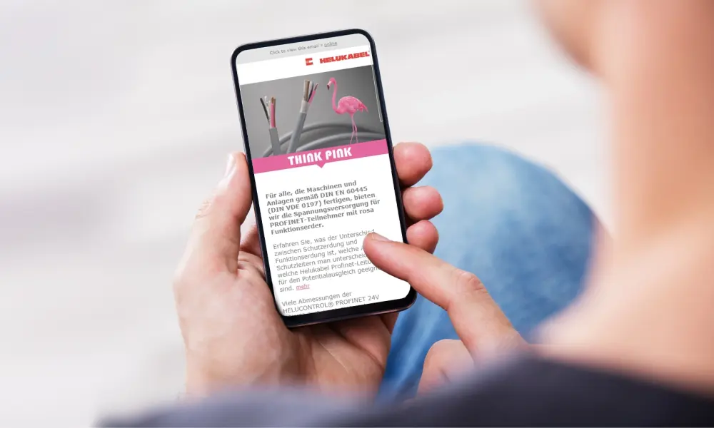 Person reads newsletter from Helukabel on a smartphone