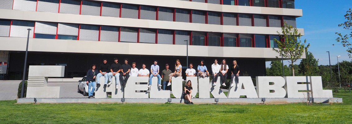 Picture of the apprentices of 2022 in front of the HELUKABEL headquarter in Hemmingen.