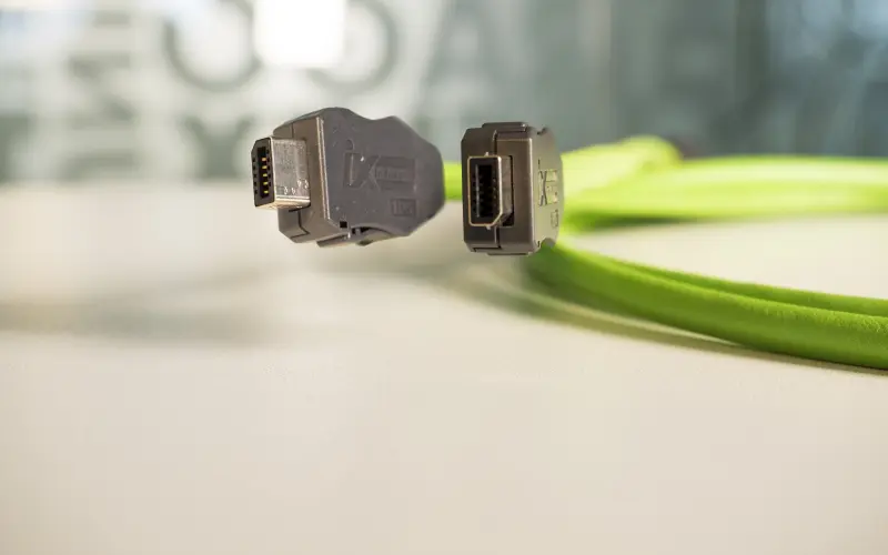 grünes Ethernet Kabel und Stecker