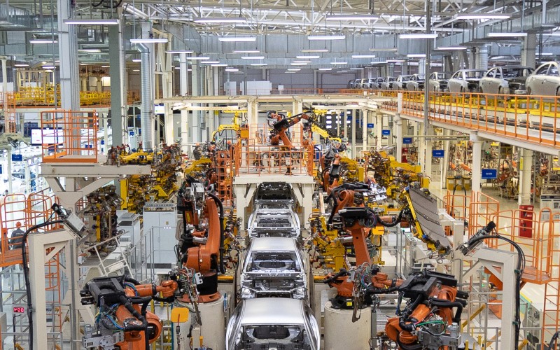 Car production line with robots