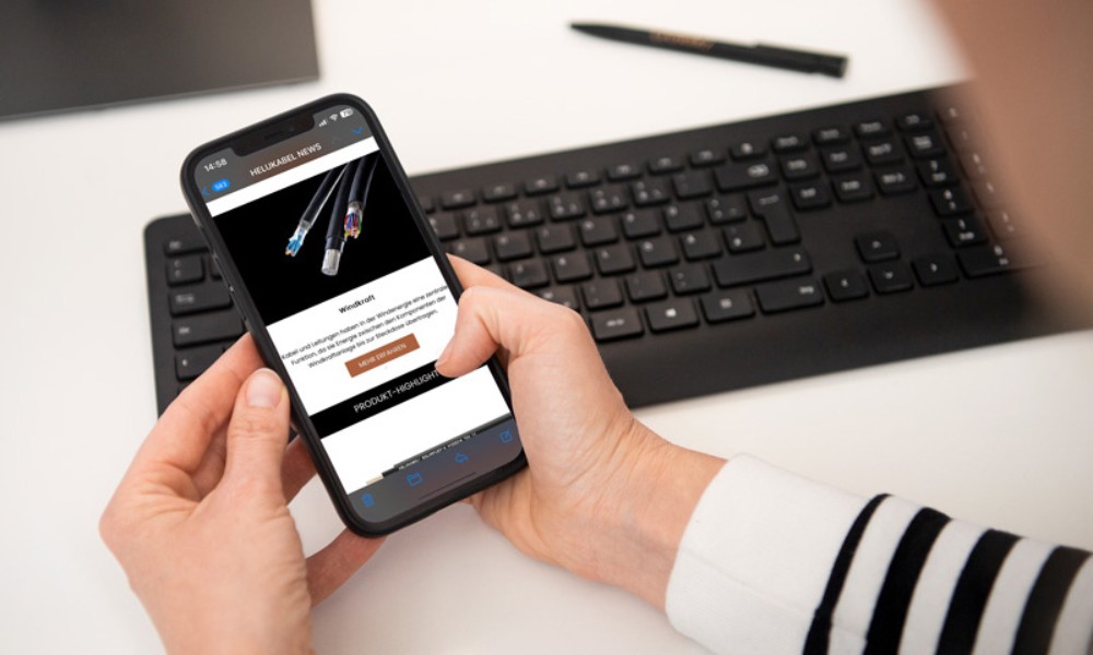 Person reading HELUKABEL Newsletter on a mobile phone