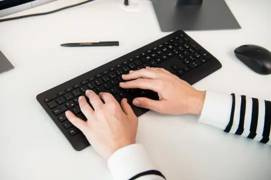 Hände auf einer Tastatur
