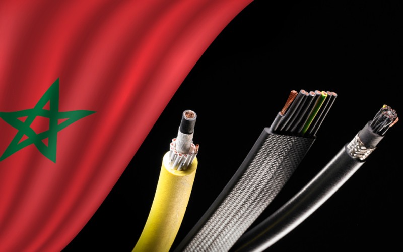 Die marokkanische Flagge neben verschiedenen Kabel.
