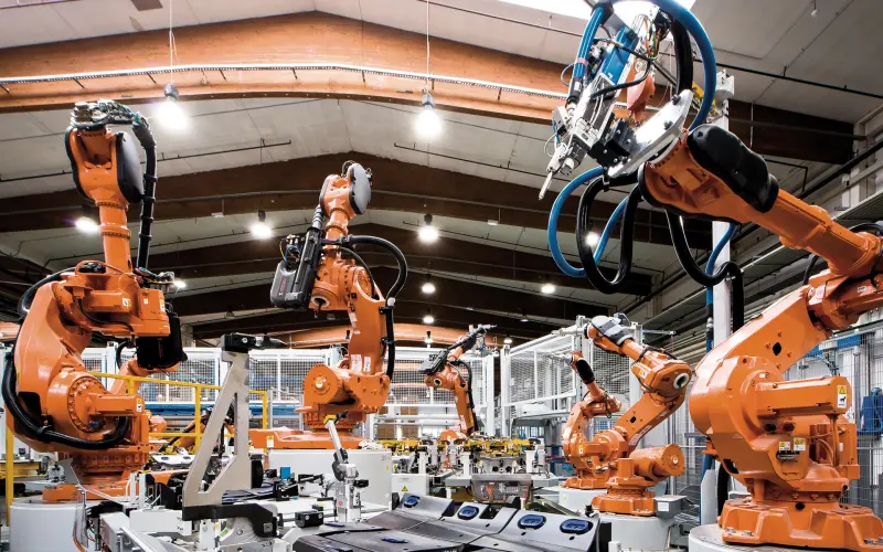 Produktionshal med flere robotter