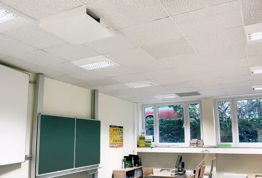 天花板上装有 CloudAirControl 的教室