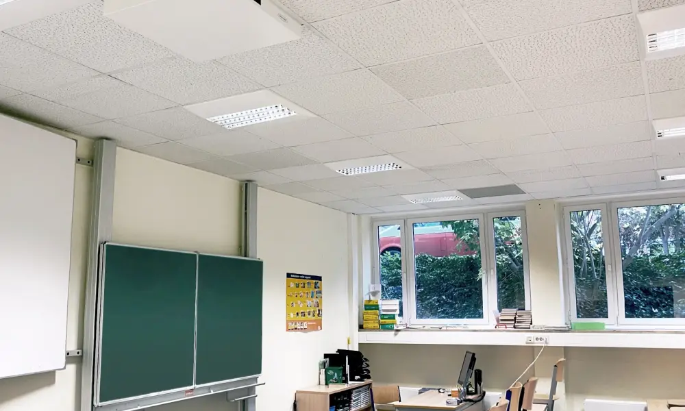 Mikrobex Cloud được đơn giản chèn vào trần lưới của lớp học, nơi nó một cách yên tĩnh tiến hành làm sạch không khí bằng ánh sáng UV-C