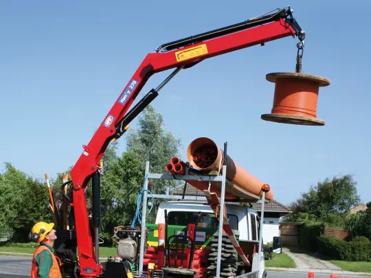 Mobile crane transports cable drum 