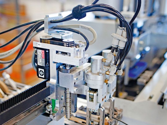 Close-up of single-wire cabling machine