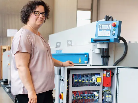 Managing Director Maria Schechtl purchases the electronic components for her universal fabricating machines from Inntal Kabel