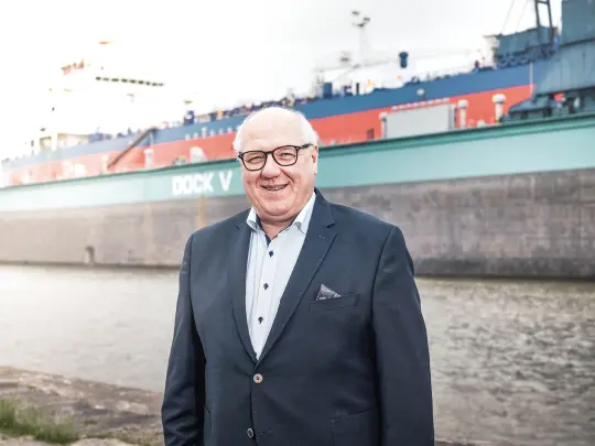 Thomas Graudenz in front of a container ship