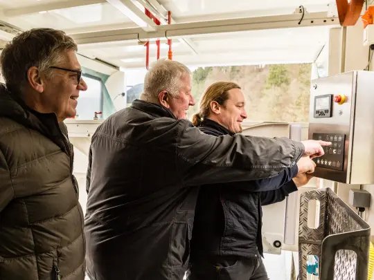 Michael Harter, Uwe Trox und Andreas Bolz demonstrieren den Hubwagen
