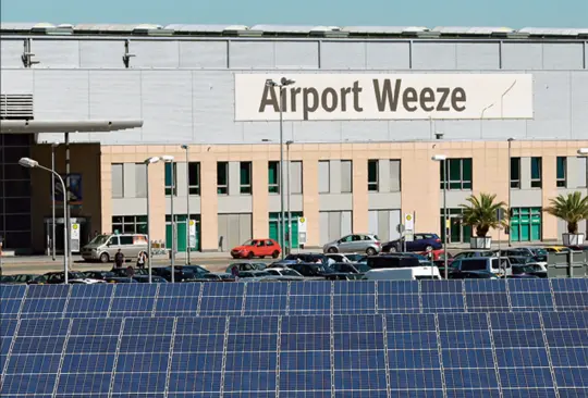 Solarmodule vor dem Flughafen
