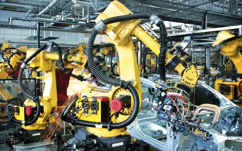 Robot în hala de producție