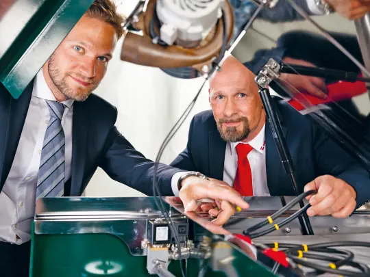 Thomas Thomae und Moritz Gansow begutachten die Reinigungsmaschine