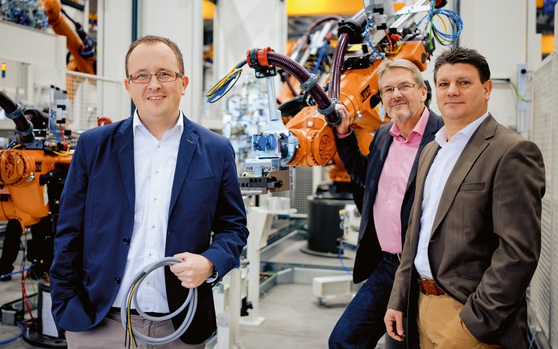 Markus Schöck, Wolfgang Sadlers, Günter Ehrentreich in front of a robot