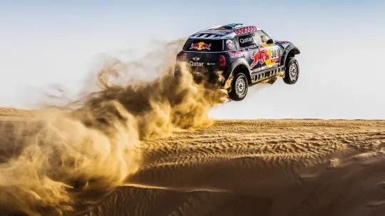 Rallyefahrzeug in der Wüste