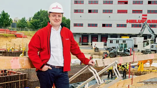 Johannes Sailer auf der Baustelle des neuen Gebäudes