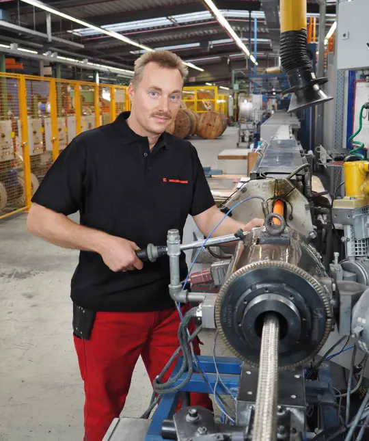 Erich Kohlbauer has been a machine operator at HELUKABEL for 25 years. (© HELUKABEL)