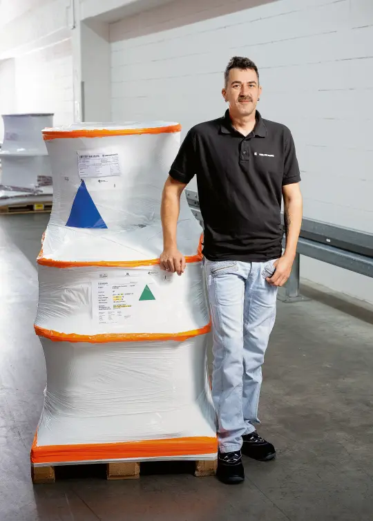Klaus Münchenbach standing in front of a pallet with cable