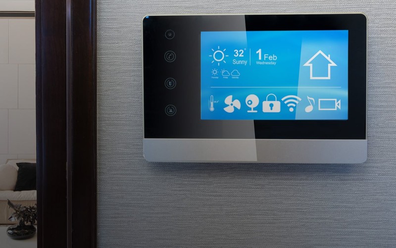 Smart Home Tablet an der Wand in einem Gebäude