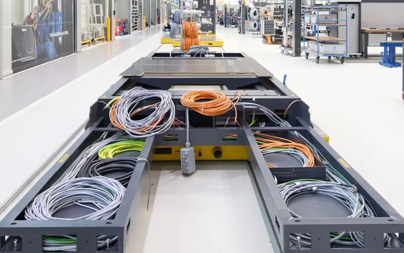 Jednotlivé systémové komponenty jsou vyrobeny společností BHS Corrugated a následně dopraveny k zákazníkovi, kde probíhá finální instalace. (Zdroj obrázku: HELUKABEL)